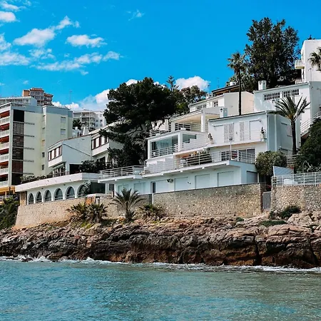 Mediterranean Beachfront With Stunning Views דירה *